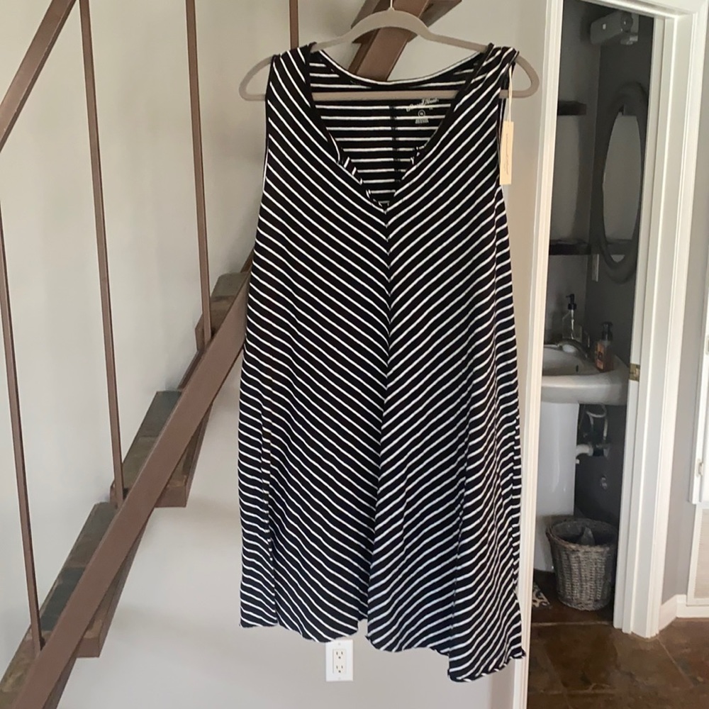 Universal thread dress. Never worn. Perfect condition. Can ship out immediately.